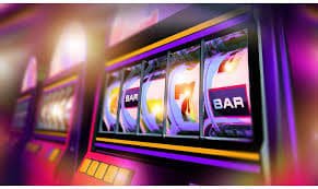 ဘောလုံး betting slip ဖြည့်ကာ live odds စစ်ဆေးနေသော ကစားသူ မြင်ကွင်း